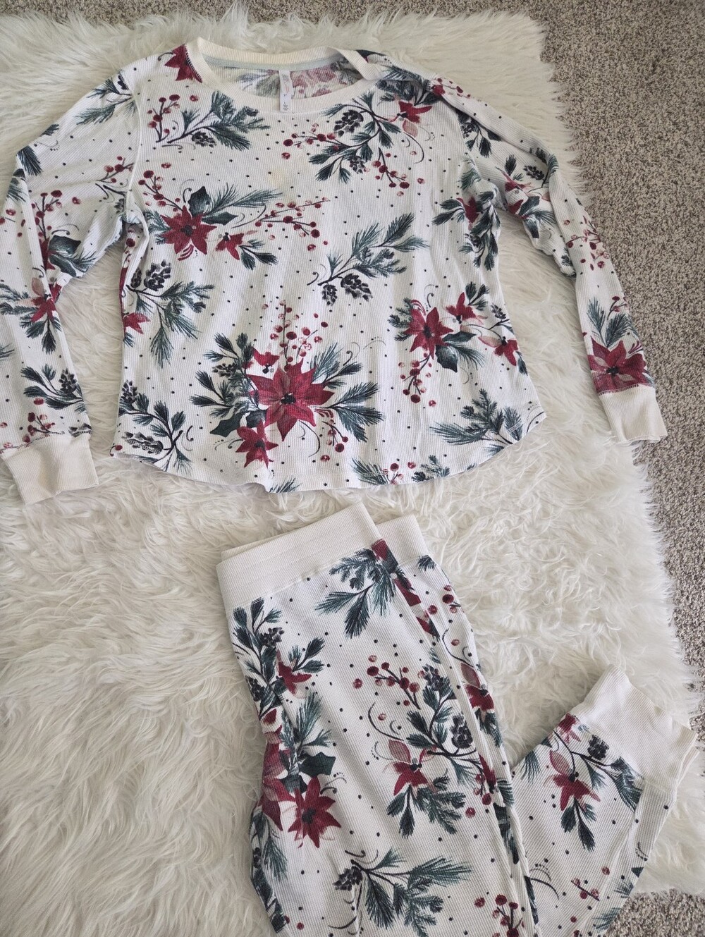 Women's Matching Top & Bottom Mistletoe Holiday Pajama Set - Picture 2 of 11